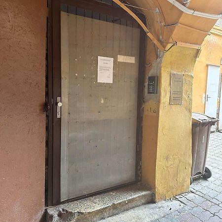C Private Room In City Center In ブラチスラヴァ エクステリア 写真