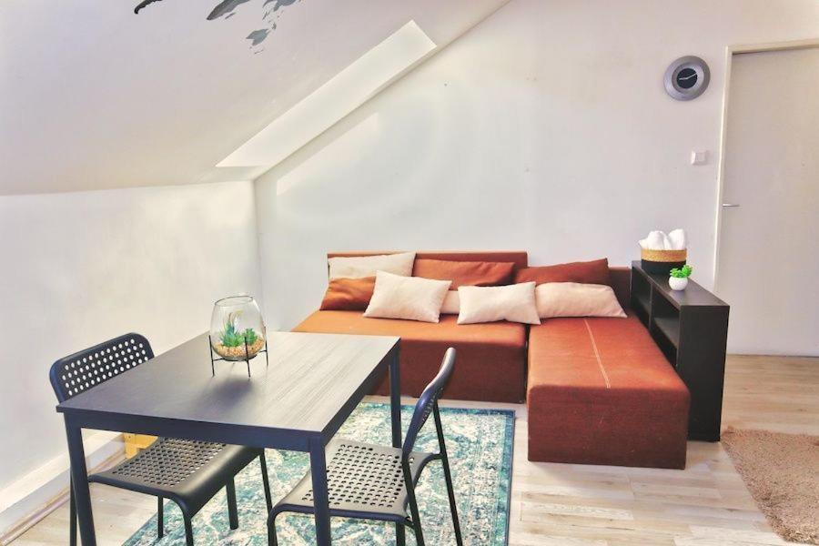 C Private Room In City Center In ブラチスラヴァ エクステリア 写真